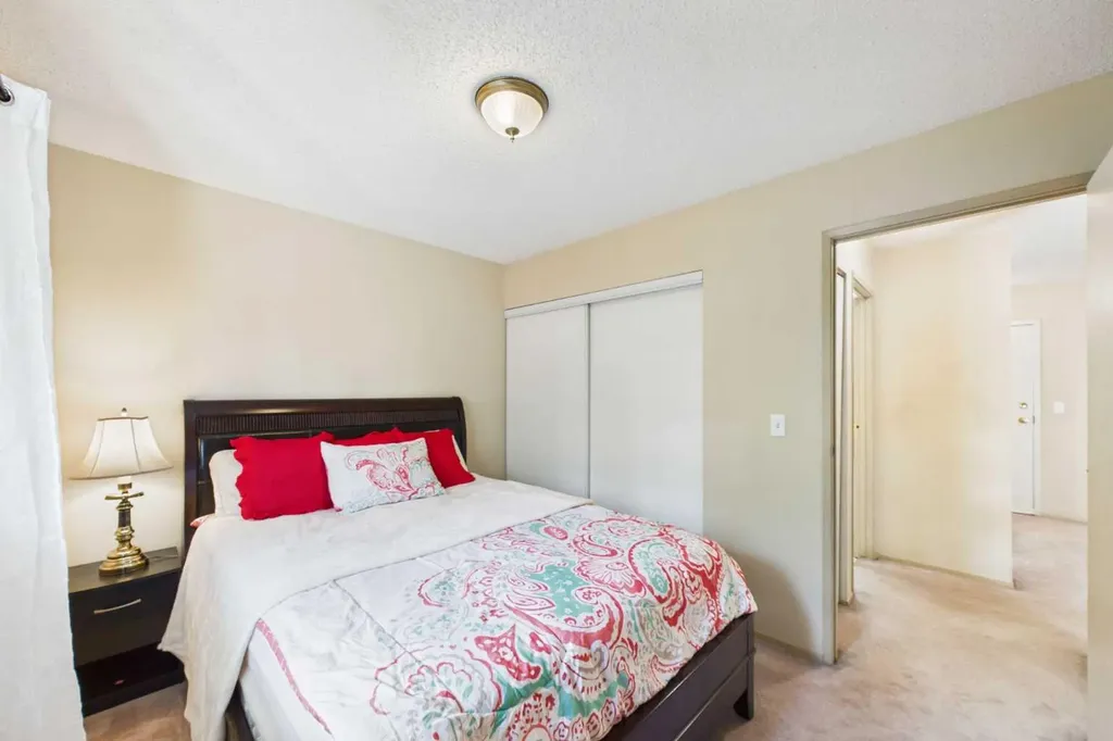 21 Dover Point SE Calgary AB T2B3K4