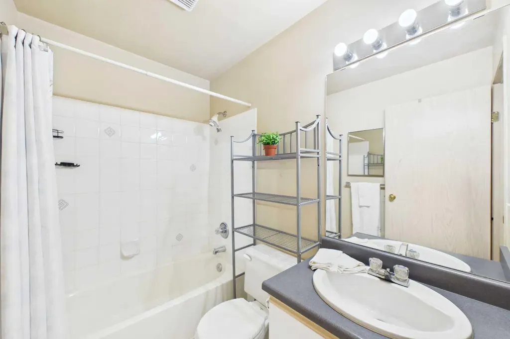 21 Dover Point SE Calgary AB T2B3K4
