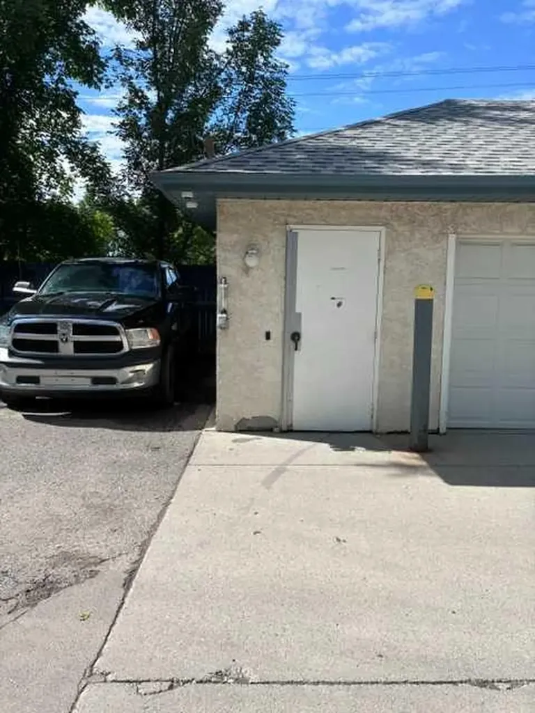 21 Dover Point SE Calgary AB T2B3K4
