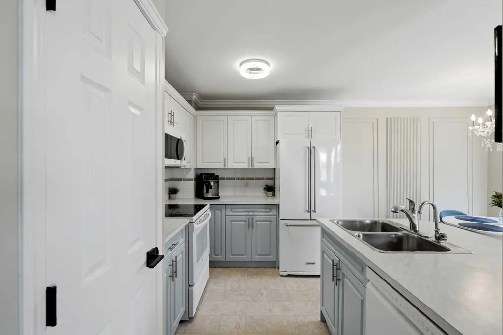 15 Silver Springs Way NW Airdrie AB T4B2W1