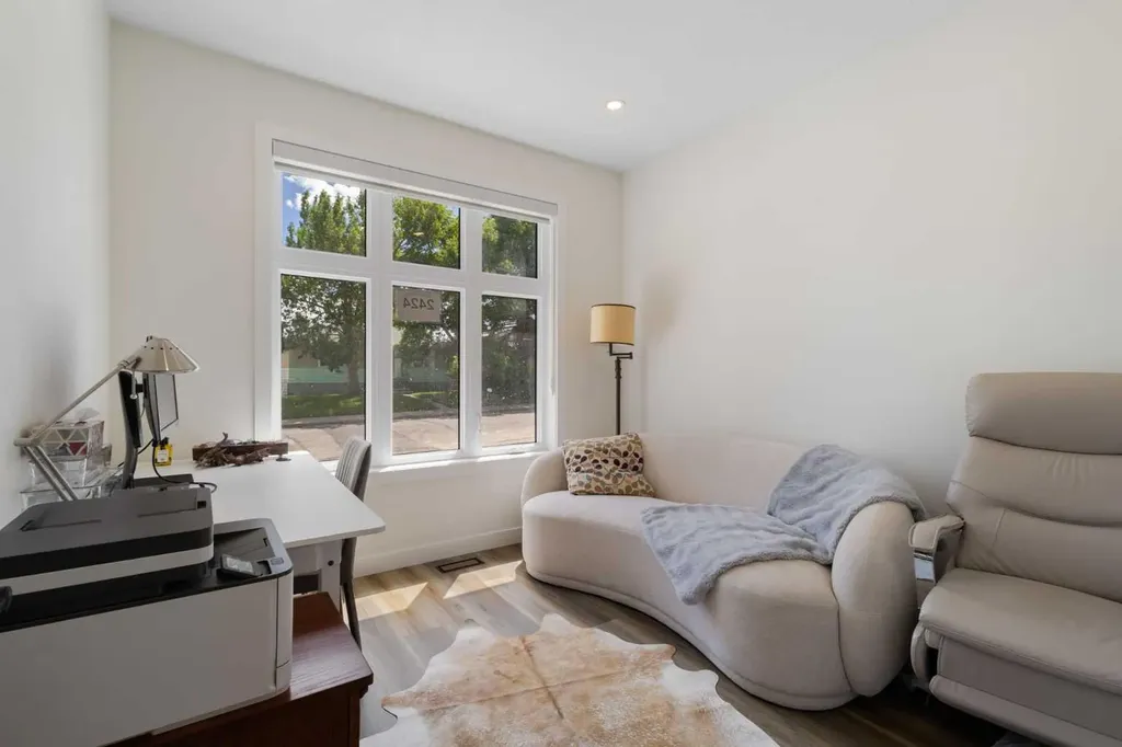 2424 25 Avenue NW Calgary AB T2M 2C5