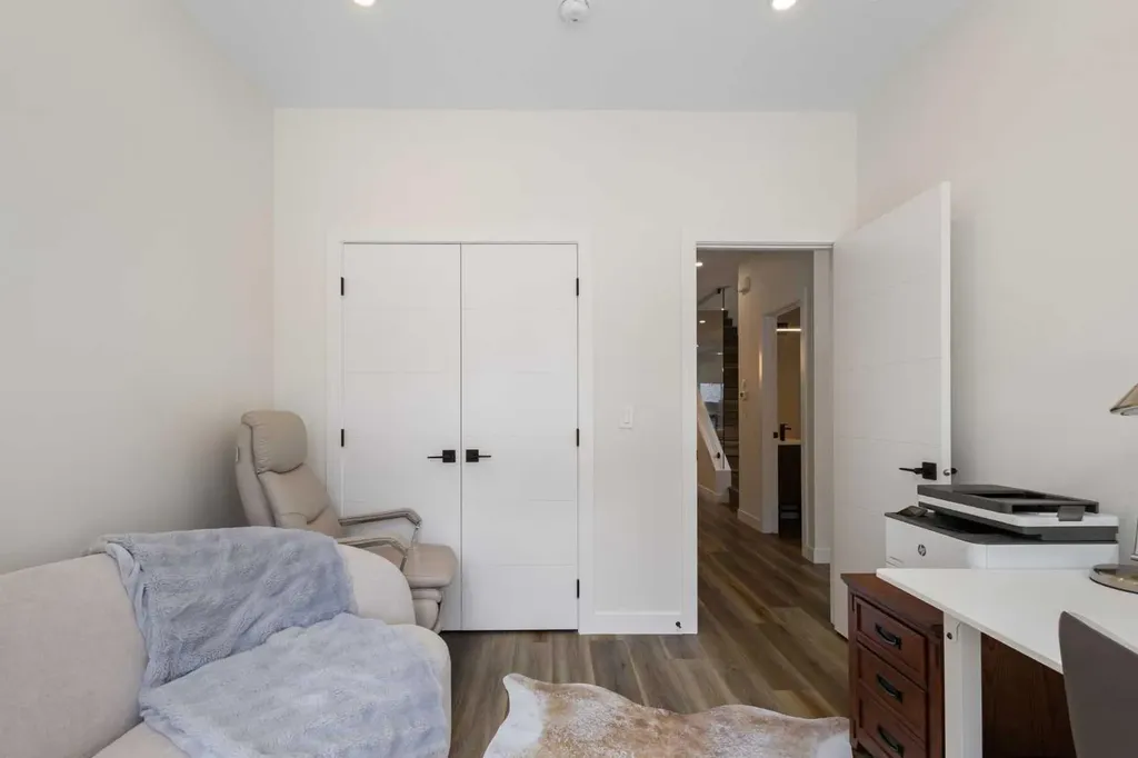 2424 25 Avenue NW Calgary AB T2M 2C5