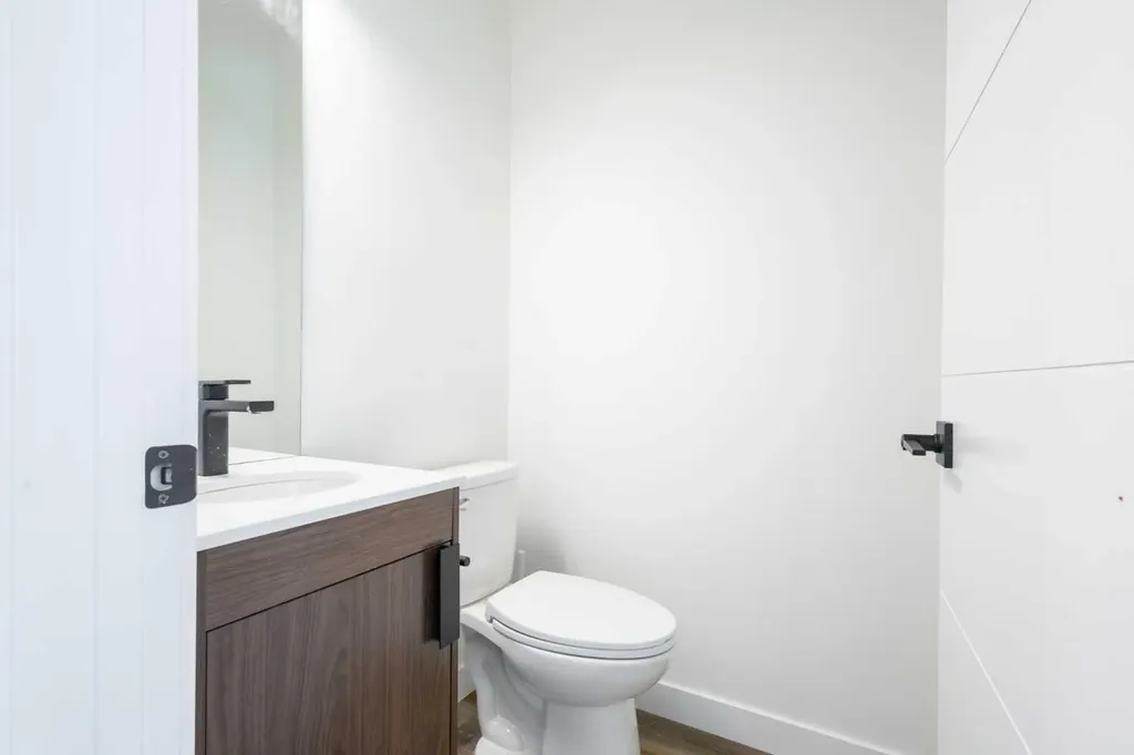 2424 25 Avenue NW Calgary AB T2M 2C5