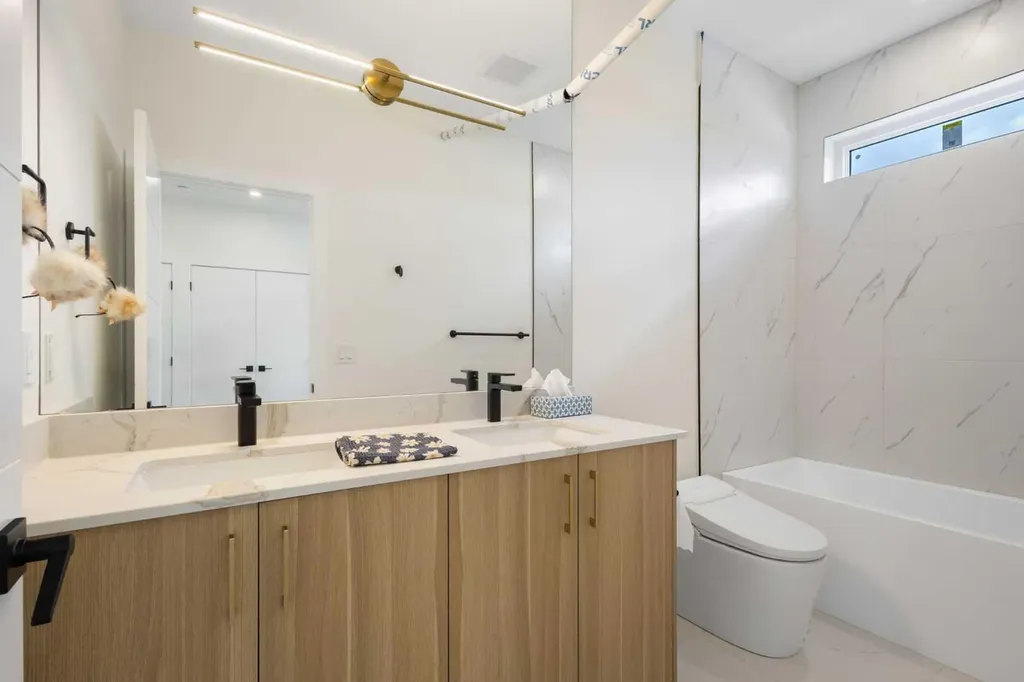 2424 25 Avenue NW Calgary AB T2M 2C5
