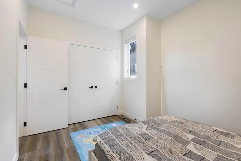 2424 25 Avenue NW Calgary AB T2M 2C5