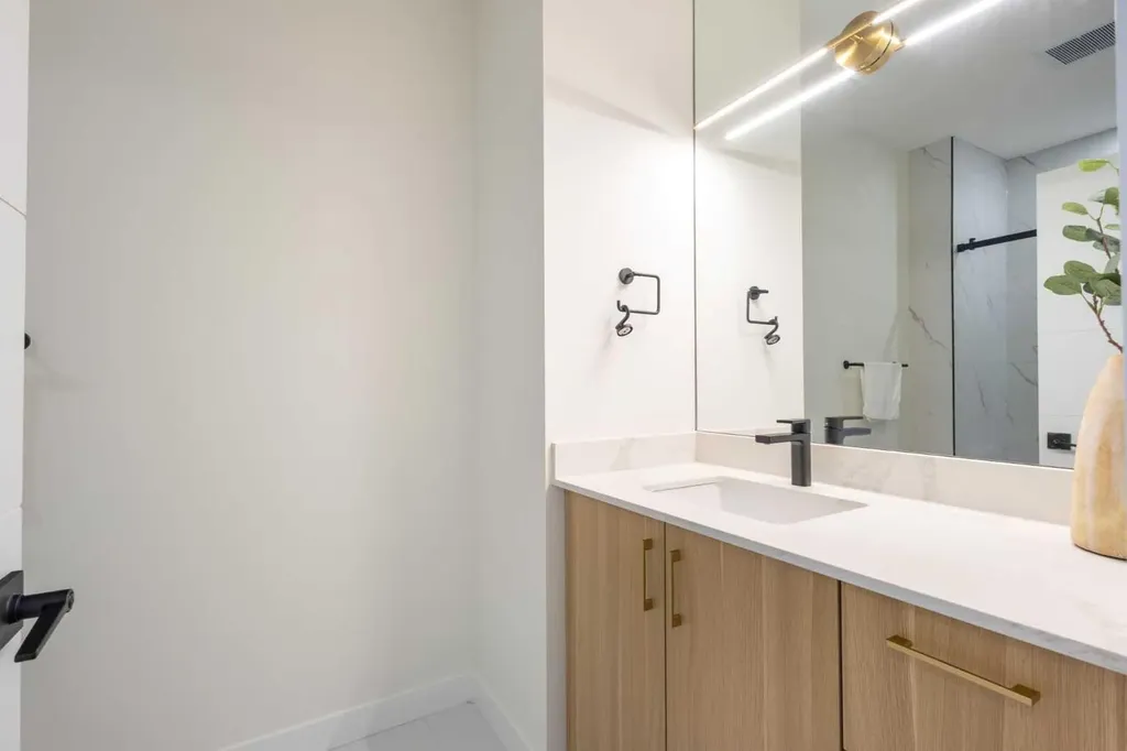 2424 25 Avenue NW Calgary AB T2M 2C5