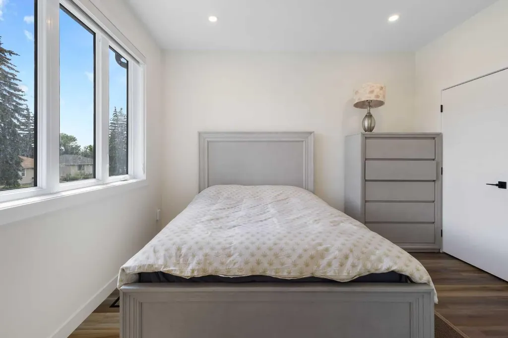 2424 25 Avenue NW Calgary AB T2M 2C5