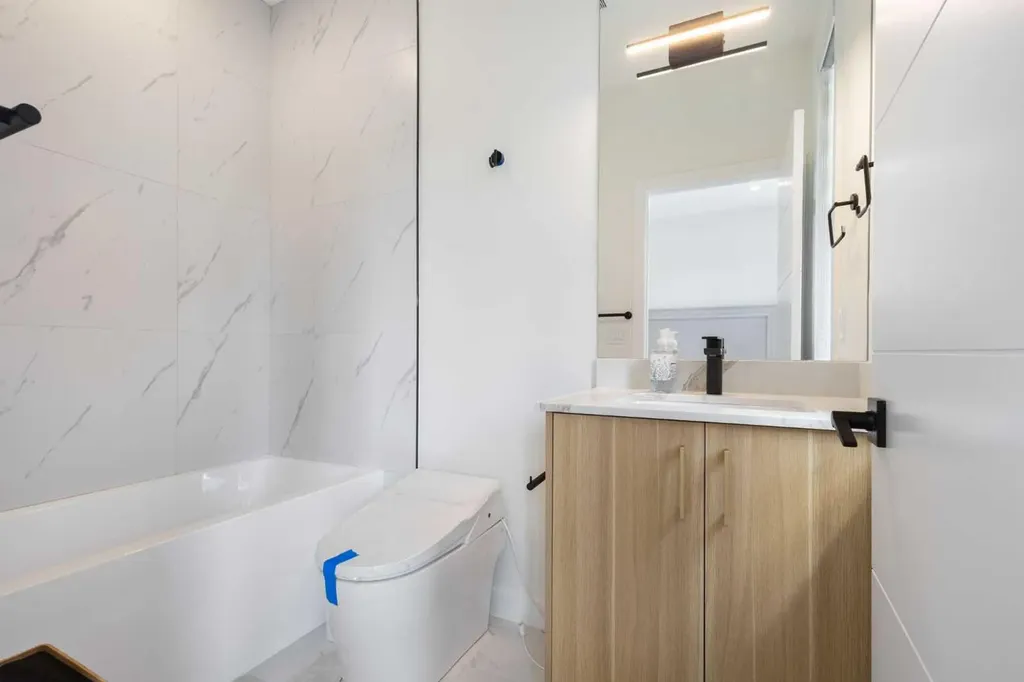 2424 25 Avenue NW Calgary AB T2M 2C5