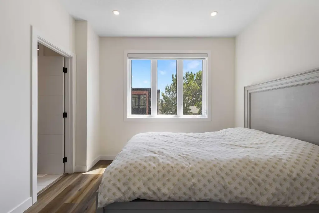 2424 25 Avenue NW Calgary AB T2M 2C5