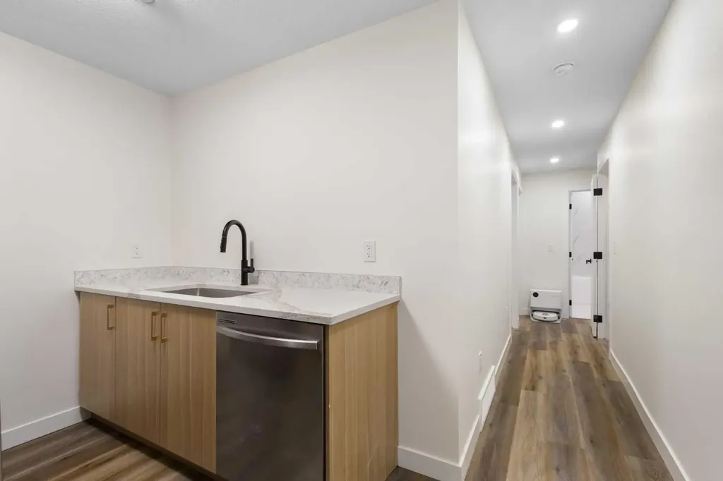 2424 25 Avenue NW Calgary AB T2M 2C5