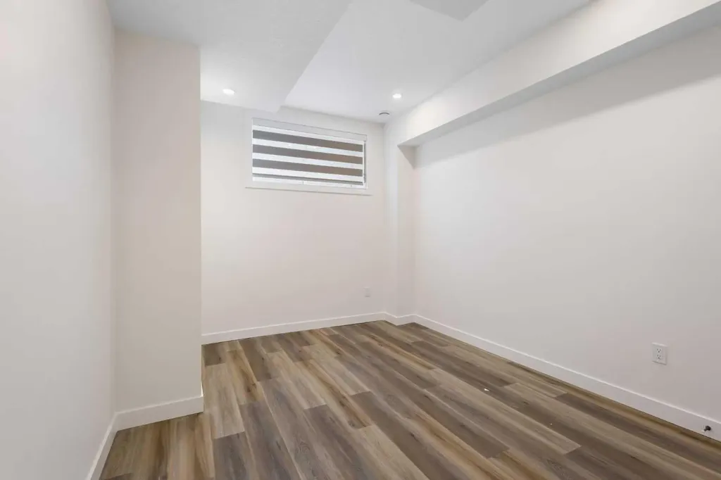 2424 25 Avenue NW Calgary AB T2M 2C5