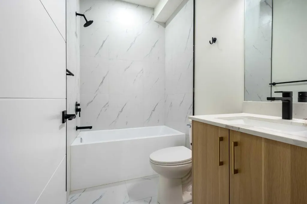 2424 25 Avenue NW Calgary AB T2M 2C5
