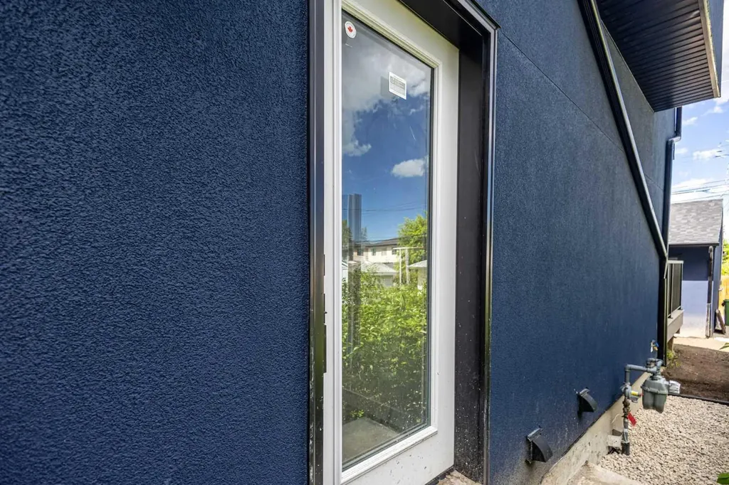 2424 25 Avenue NW Calgary AB T2M 2C5