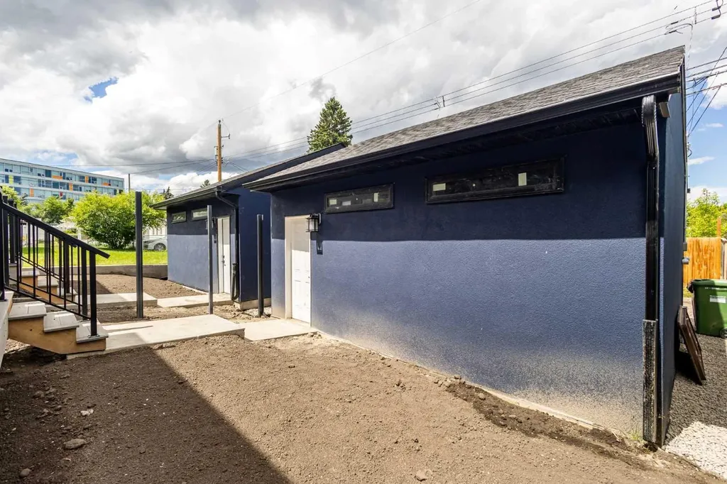 2424 25 Avenue NW Calgary AB T2M 2C5