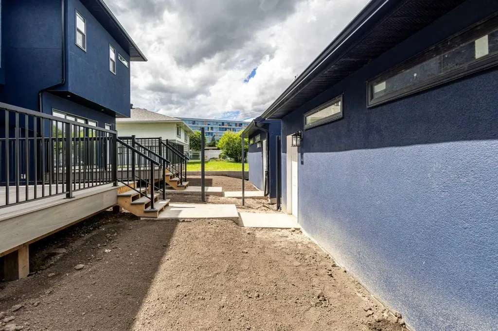 2424 25 Avenue NW Calgary AB T2M 2C5