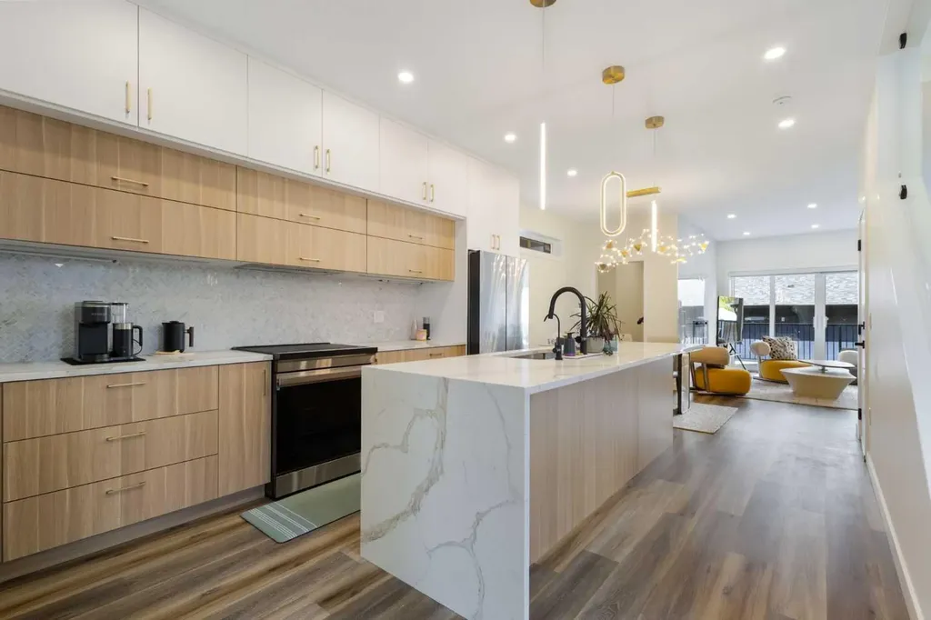 2424 25 Avenue NW Calgary AB T2M 2C5