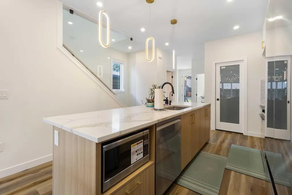 2424 25 Avenue NW Calgary AB T2M 2C5