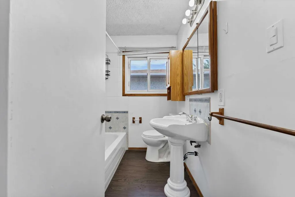 1120 1 Avenue NE Medicine Hat AB T1A5Z6