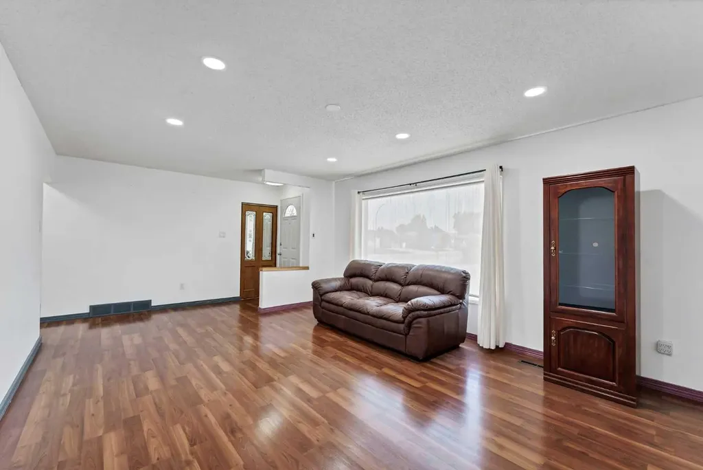 1120 1 Avenue NE Medicine Hat AB T1A5Z6