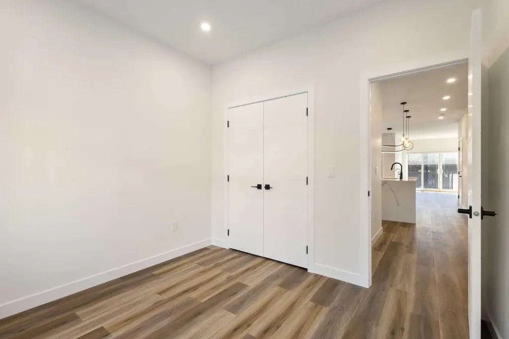 2426 25 Avenue NW Calgary AB T2M 2C5