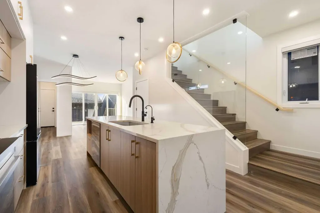2426 25 Avenue NW Calgary AB T2M 2C5