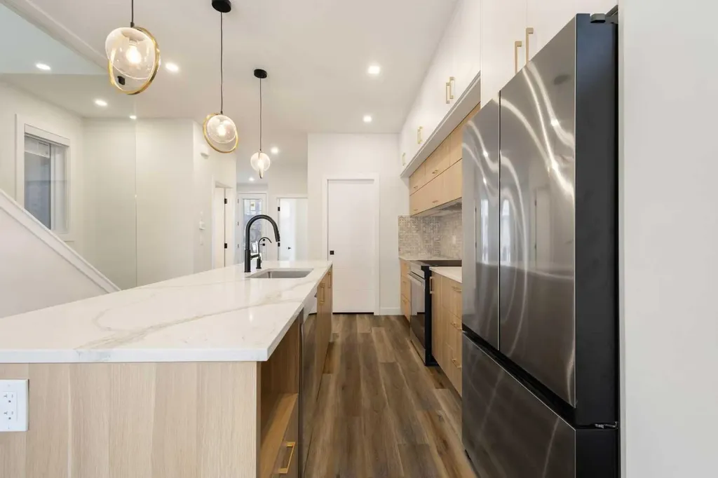 2426 25 Avenue NW Calgary AB T2M 2C5