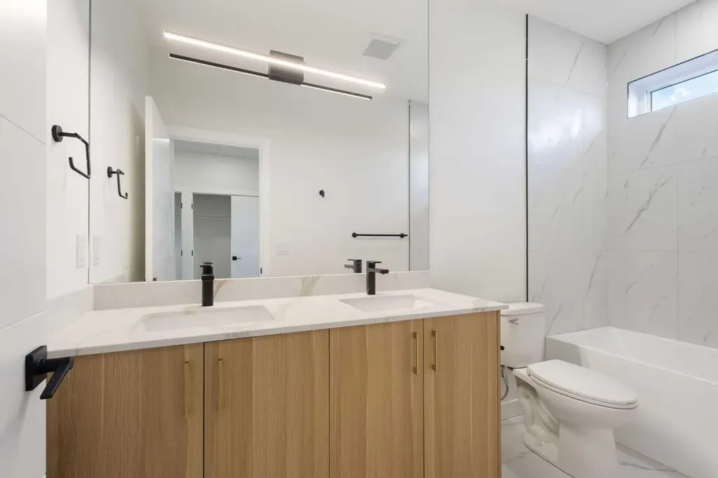 2426 25 Avenue NW Calgary AB T2M 2C5
