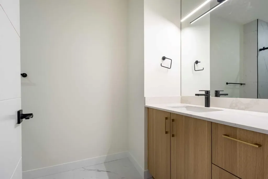 2426 25 Avenue NW Calgary AB T2M 2C5