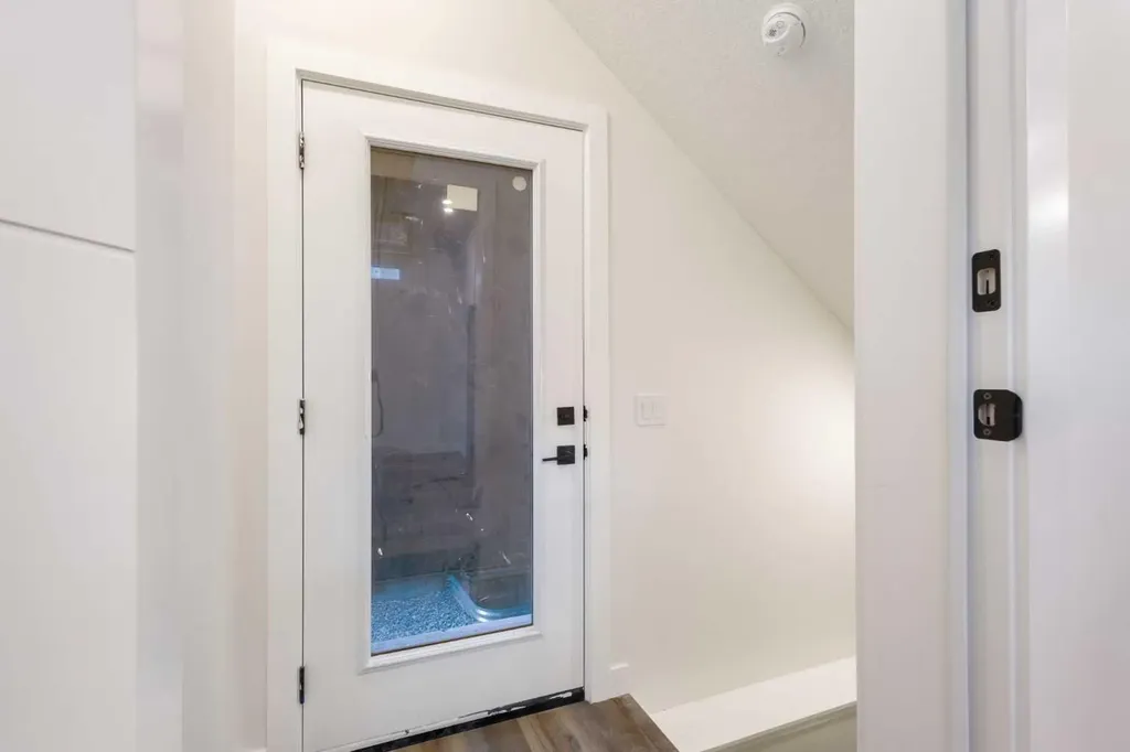 2426 25 Avenue NW Calgary AB T2M 2C5