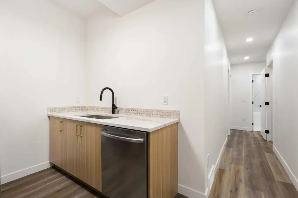 2426 25 Avenue NW Calgary AB T2M 2C5