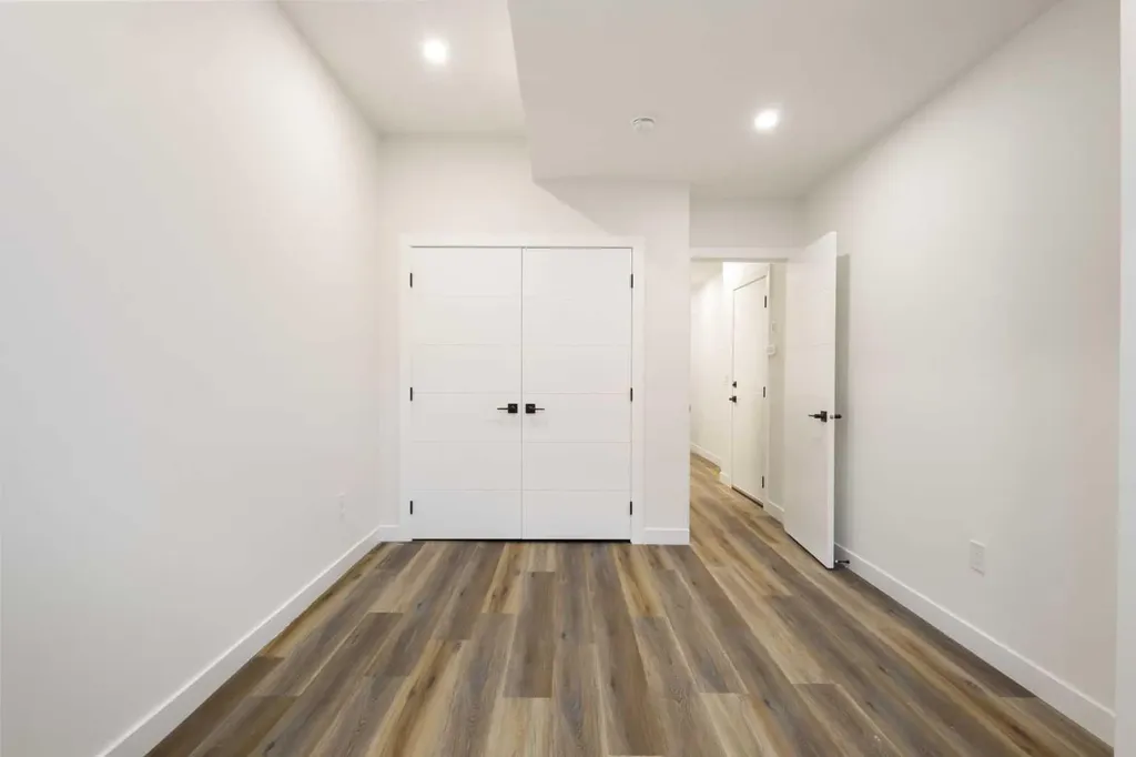 2426 25 Avenue NW Calgary AB T2M 2C5