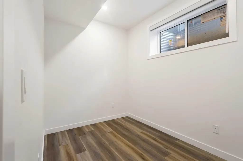 2426 25 Avenue NW Calgary AB T2M 2C5