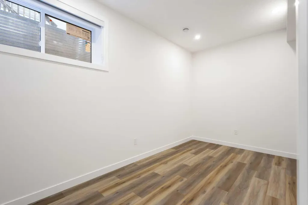 2426 25 Avenue NW Calgary AB T2M 2C5