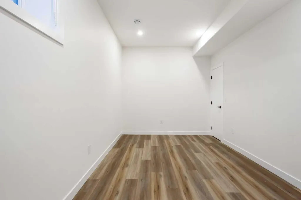 2426 25 Avenue NW Calgary AB T2M 2C5