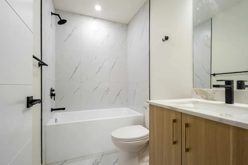 2426 25 Avenue NW Calgary AB T2M 2C5