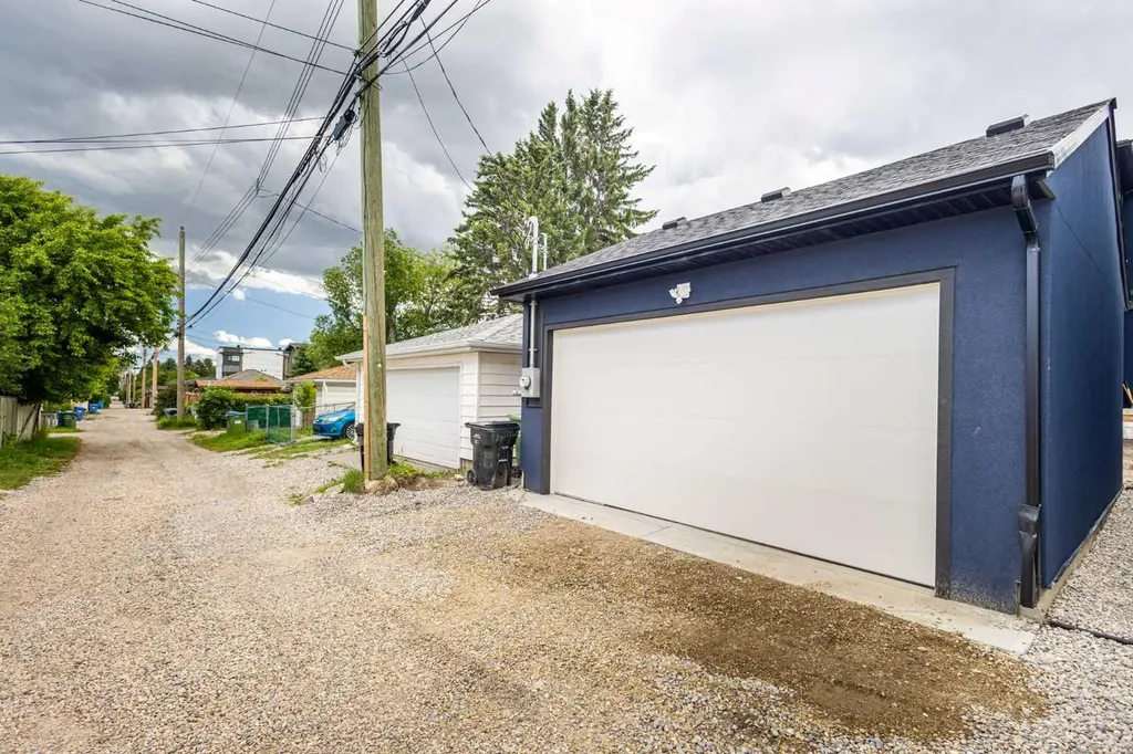 2426 25 Avenue NW Calgary AB T2M 2C5