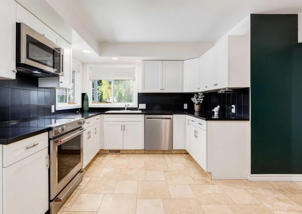 425 Woodland Crescent SE Calgary AB T2J1J7
