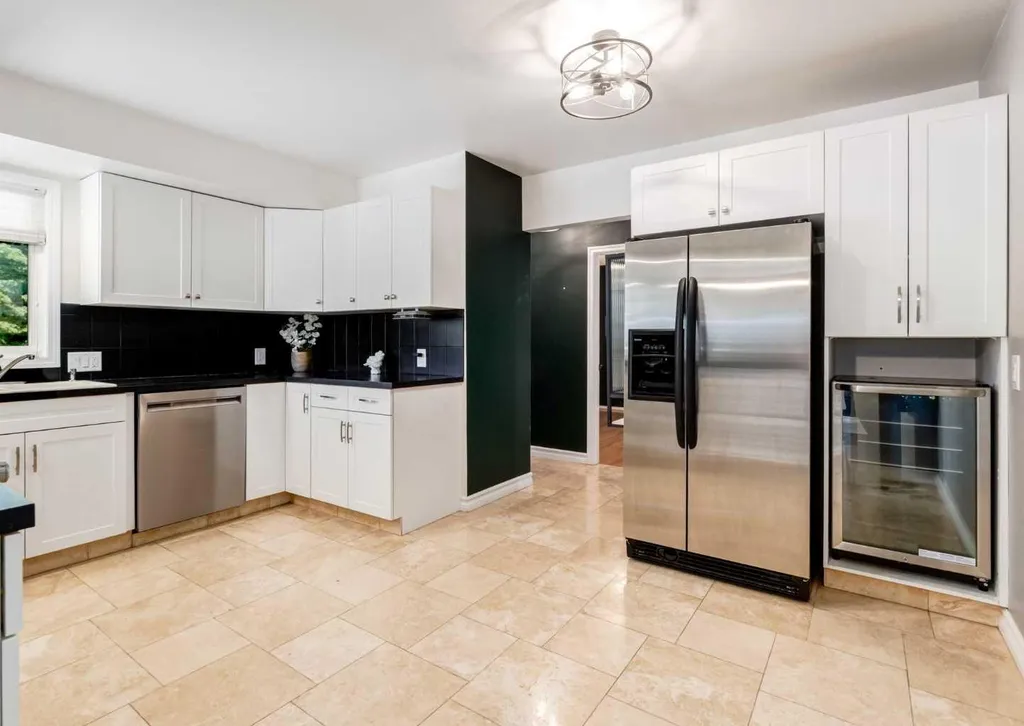 425 Woodland Crescent SE Calgary AB T2J1J7
