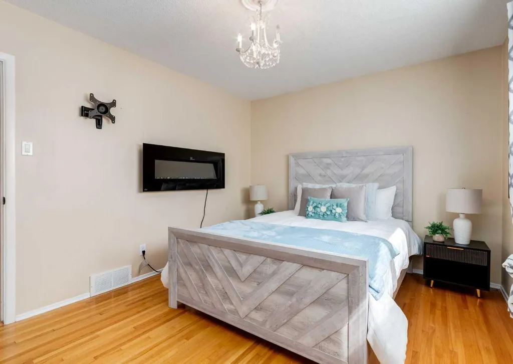 425 Woodland Crescent SE Calgary AB T2J1J7