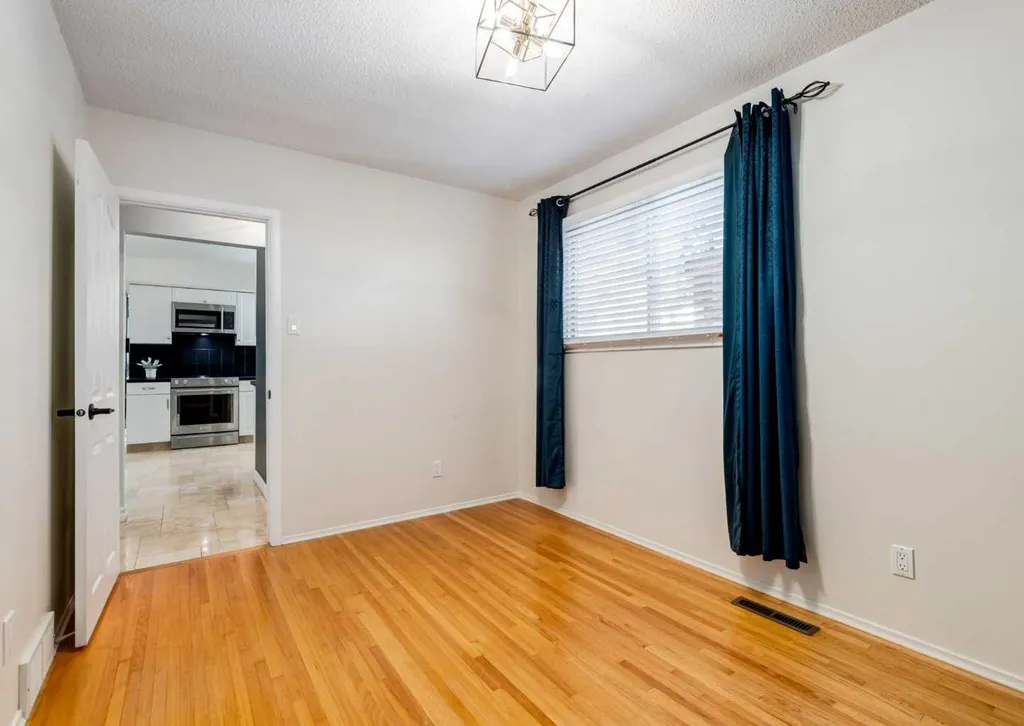 425 Woodland Crescent SE Calgary AB T2J1J7