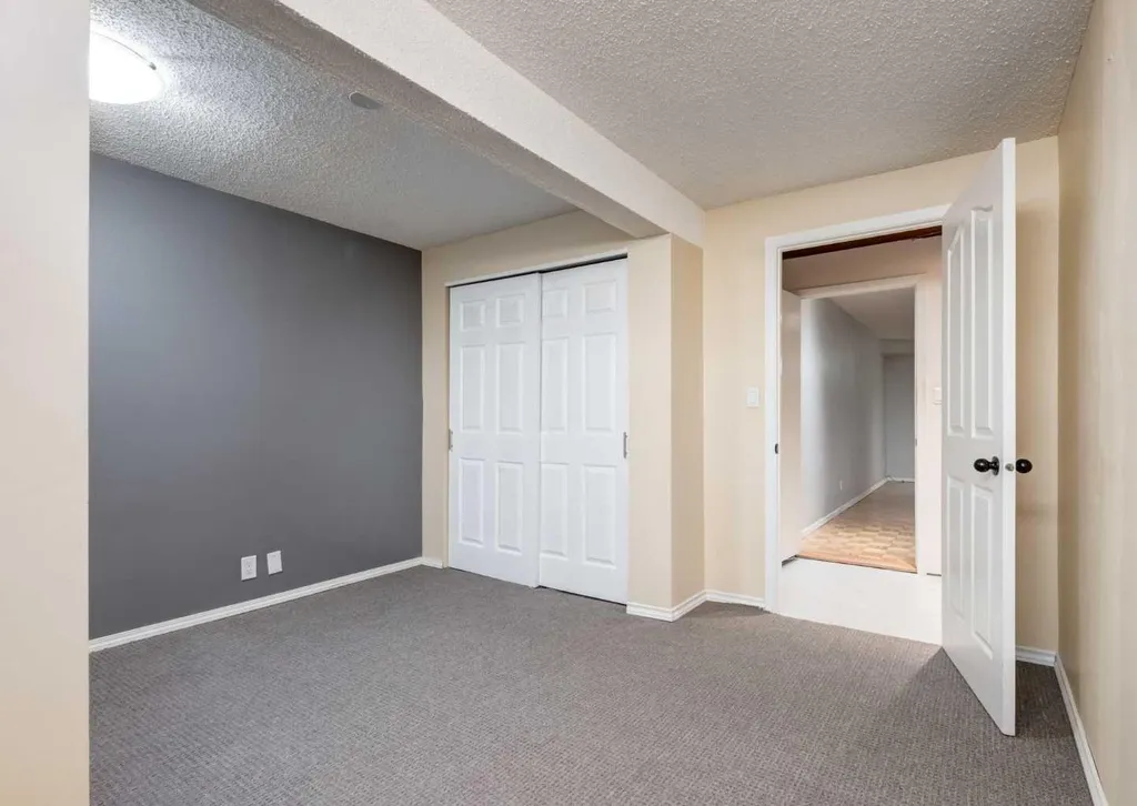 425 Woodland Crescent SE Calgary AB T2J1J7