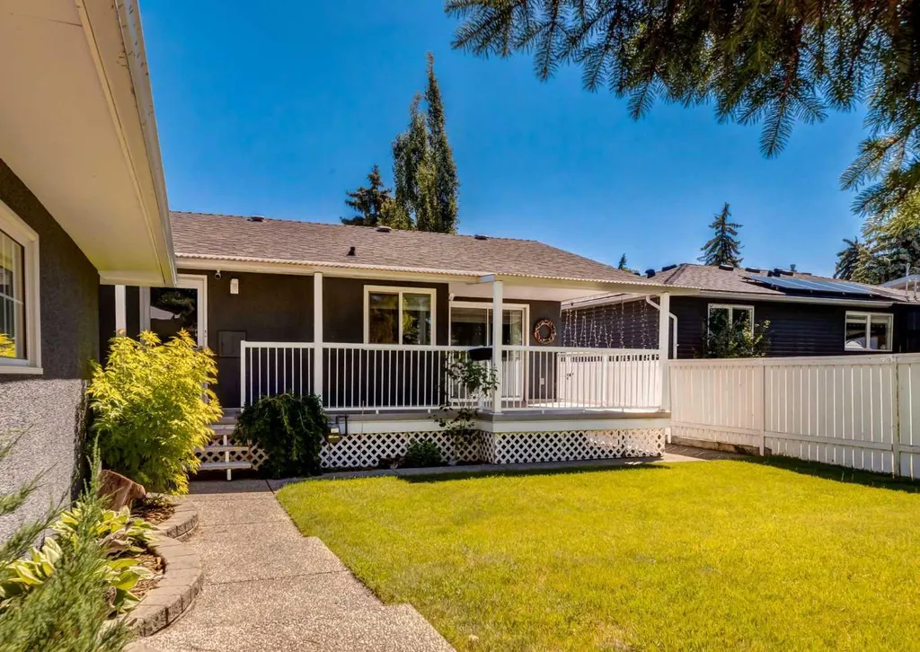 425 Woodland Crescent SE Calgary AB T2J1J7