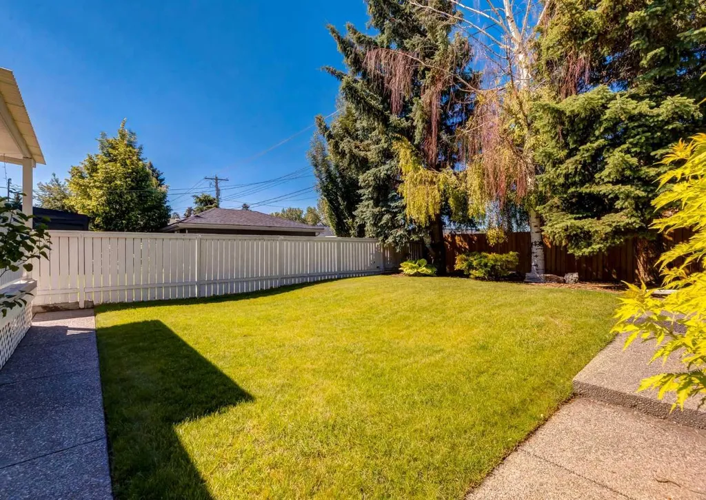 425 Woodland Crescent SE Calgary AB T2J1J7