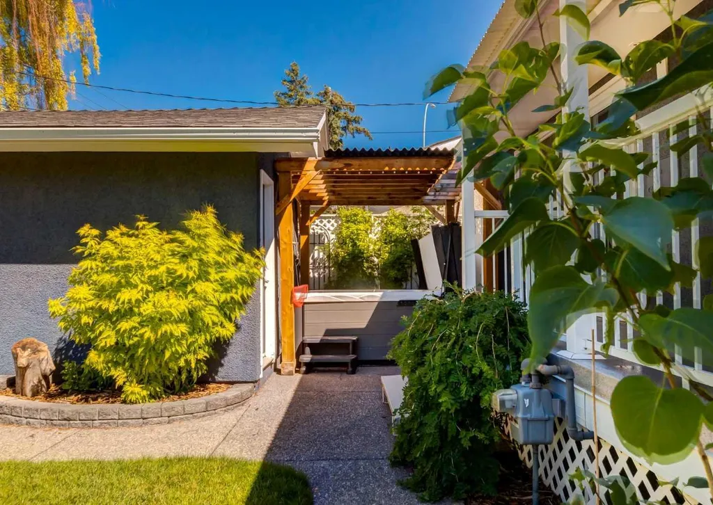 425 Woodland Crescent SE Calgary AB T2J1J7