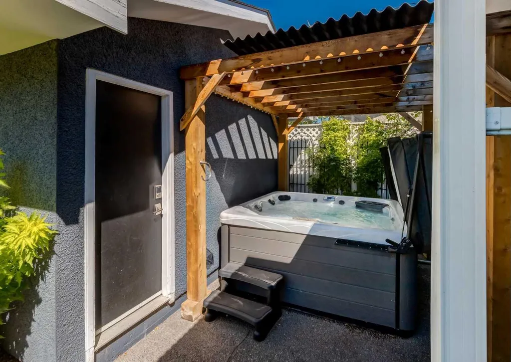 425 Woodland Crescent SE Calgary AB T2J1J7