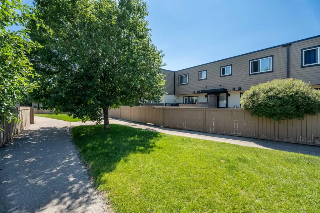 3809 45 Street SW Calgary AB T3E3H4