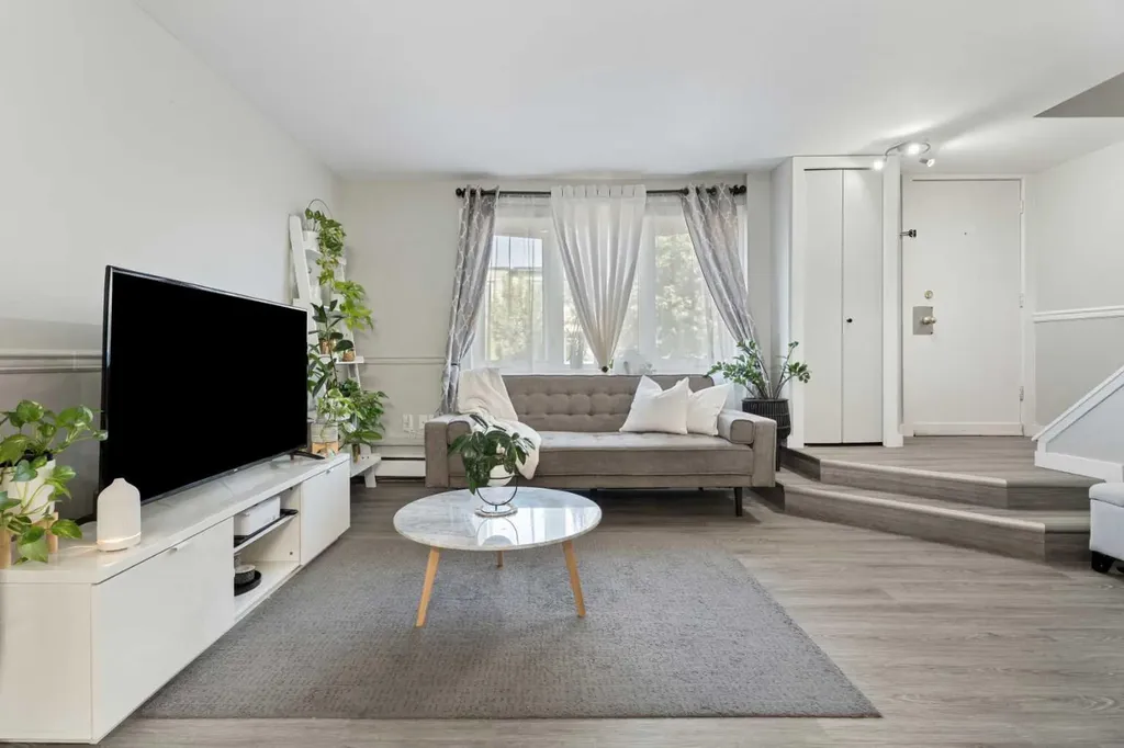 3809 45 Street SW Calgary AB T3E3H4