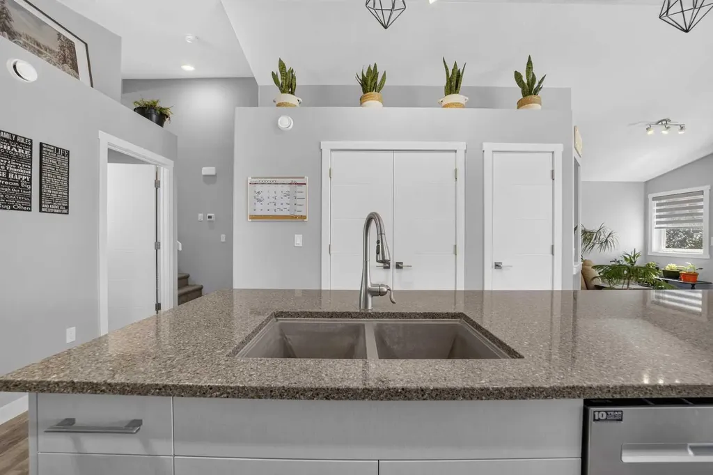 36 Cameron Close Sylvan Lake AB T4S 0N5