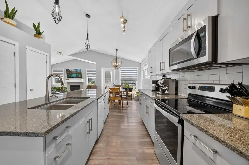 36 Cameron Close Sylvan Lake AB T4S 0N5