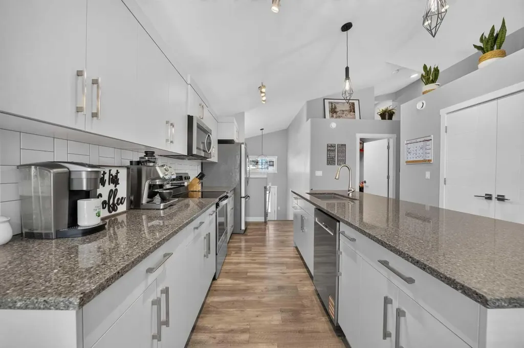 36 Cameron Close Sylvan Lake AB T4S 0N5
